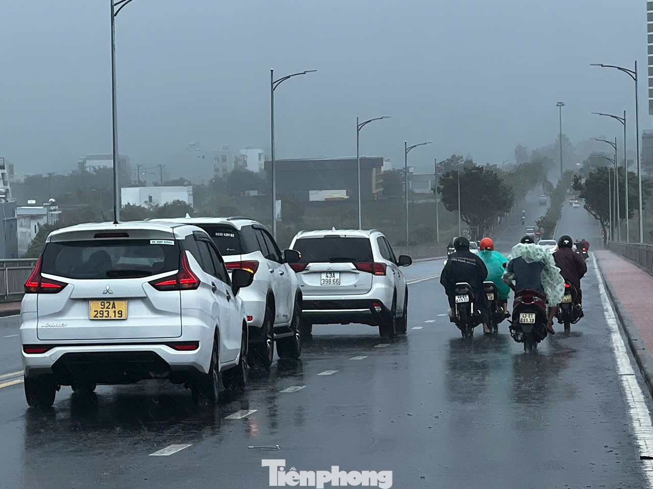 Nhiều xe ô tô dừng lại trên cầu để dìu dắt xe máy qua cầu an toàn.