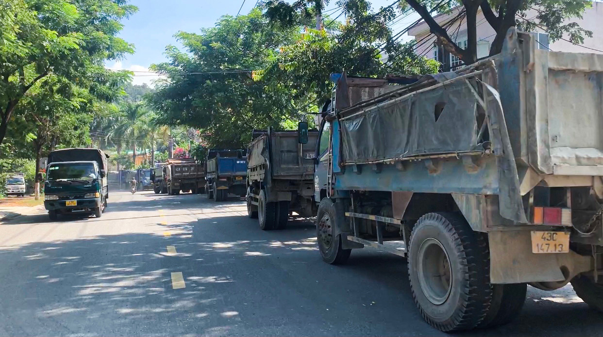 "Trước đó, công an phường cũng thường xuyên phối hợp với đội cảnh sát giao thông quận Cẩm Lệ đi tuần tra, xử lý các xe vi phạm để đảm bảo an toàn cho người tham gia giao thông khi đi qua tuyến đường này", Trung tá Ba cho biết.