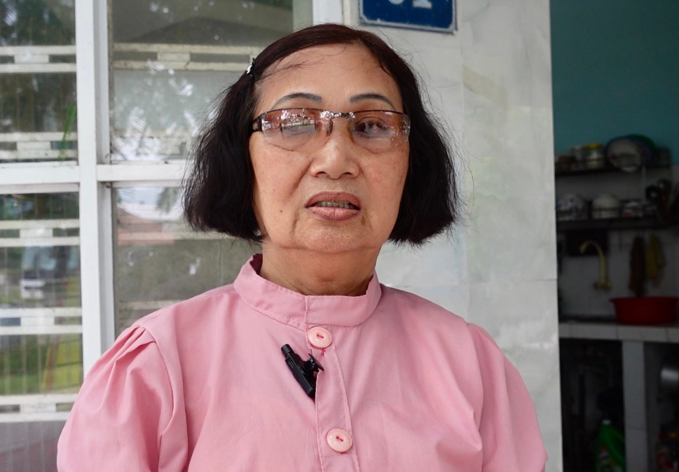 Bà Hồ Thị Yến Khanh (trú quận Sơn Trà) cho biết, người dân sống ở đây rất hoan nghênh việc nâng cấp, mở rộng đường để xe cộ dễ dàng lưu thông, người dân thuận lợi cho việc đi lại. "Tôi mong tuyến đường sớm được mở rộng để người dân có chỗ để xe, trồng thêm cây cảnh cho mát. Chứ với tuyến đường 3,5m như hiện tại chỉ cần 2 xe đi ngược chiều thì rất khó để tránh nhau và sẽ gây ra nguy hiểm cho người tham gia giao thông", bà Khanh nói. Bà Hồ Thị Yến Khanh (trú quận Sơn Trà) cho biết, người dân sống ở đây rất hoan nghênh việc nâng cấp, mở rộng đường để xe cộ dễ dàng lưu thông, người dân thuận lợi cho việc đi lại. "Tôi mong tuyến đường sớm được mở rộng để người dân có chỗ để xe, trồng thêm cây cảnh cho mát. Chứ với tuyến đường 3,5m như hiện tại chỉ cần 2 xe đi ngược chiều thì rất khó để tránh nhau và sẽ gây ra nguy hiểm cho người tham gia giao thông", bà Khanh nói.