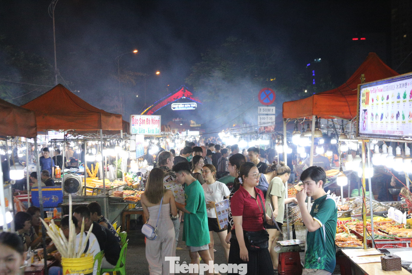 Chợ đêm Sơn Trà có khoảng 200 tiểu thương, gian hàng kinh doanh được bố trí thành các khu vực thời trang, ẩm thực, đồ lưu niệm để du khách dễ dàng tham quan.
