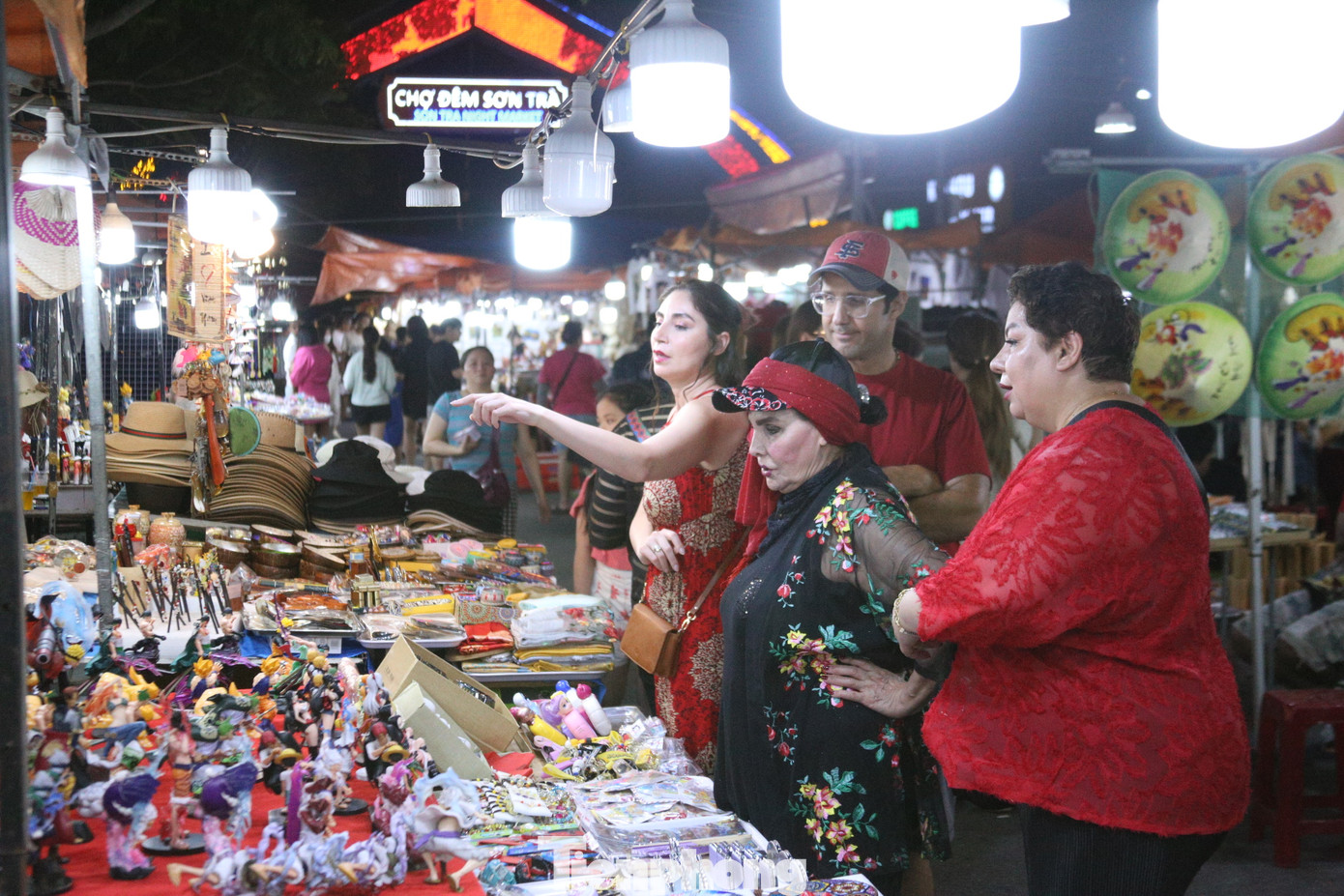 Lượng người vẫn đổ về đây mỗi đêm rất đông để vui chơi, mua sắm.