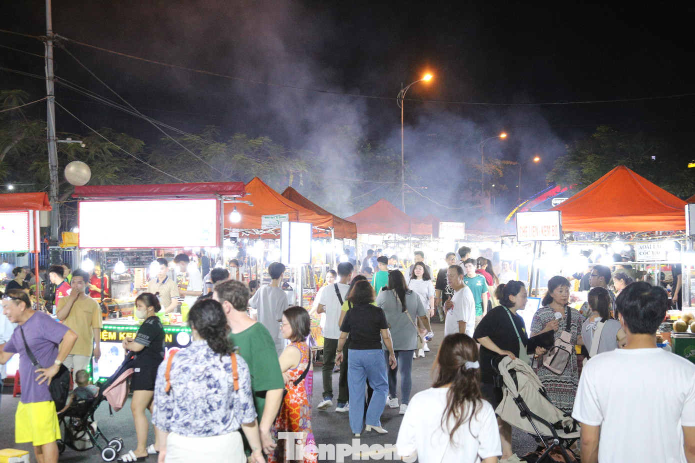 Nằm ở vị trí đắc địa tại đầu cầu Rồng và sông Hàn, đây chợ du lịch nổi tiếng về đêm thu hút đông đảo du khách khi đến Đà Nẵng.