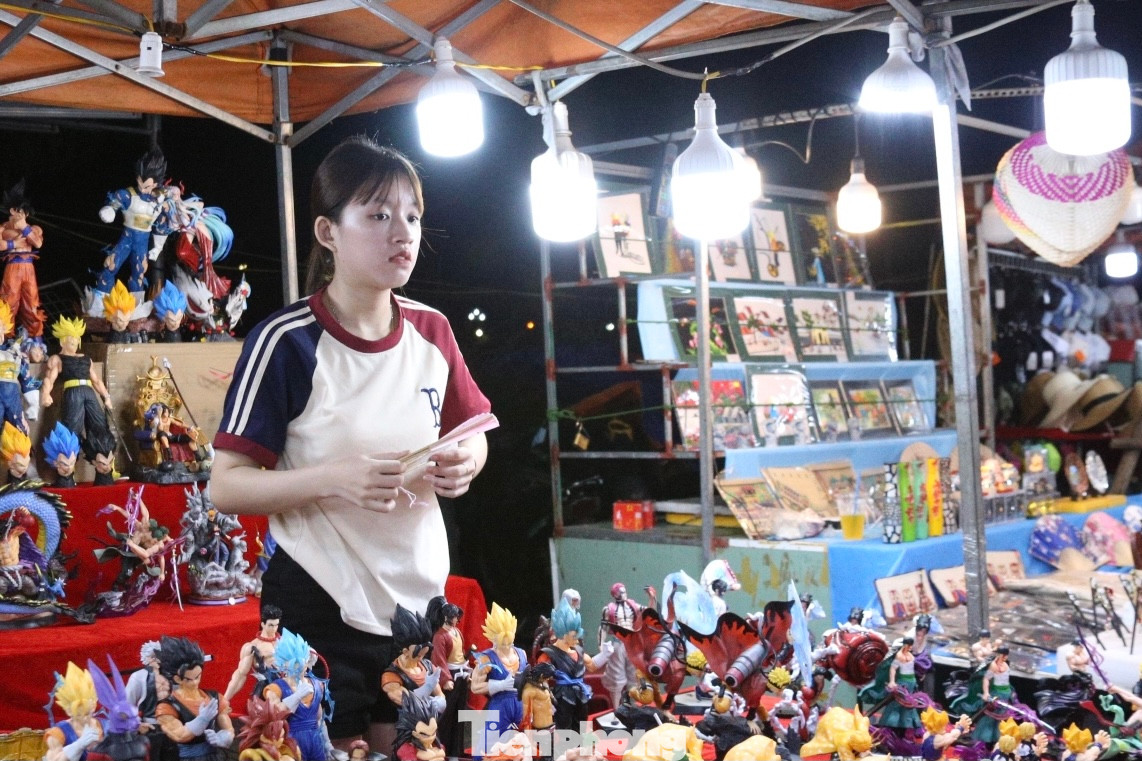 Chị Kiều Thanh Trúc, tiểu thương bán tại chợ đêm Sơn Trà cho biết, chị bán tại đây được hơn 4 năm và đây là nguồn thu nhập chính của chị, nếu nghỉ thì không biết phải làm sao. “Khi nghe tin chợ đêm sẽ đóng cửa để di dời vì hết hạn tôi rất buồn, gắn bó ở đây hơn 4 năm biết bao nhiêu là kỉ niệm. Ở đây khách cũng đã quen, giờ chuyển qua địa điểm mới sẽ khó khăn hơn”, chị Trúc nói.