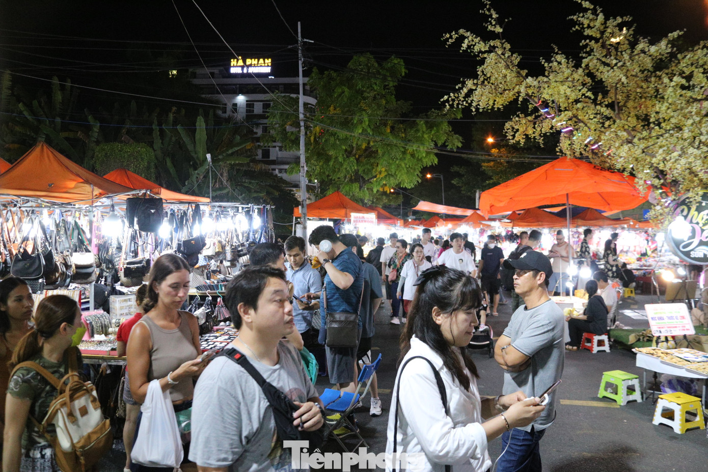 Nằm ở vị trí đắc địa tại đầu cầu Rồng và sông Hàn, đây chợ du lịch nổi tiếng về đêm thu hút đông đảo du khách khi đến Đà Nẵng.