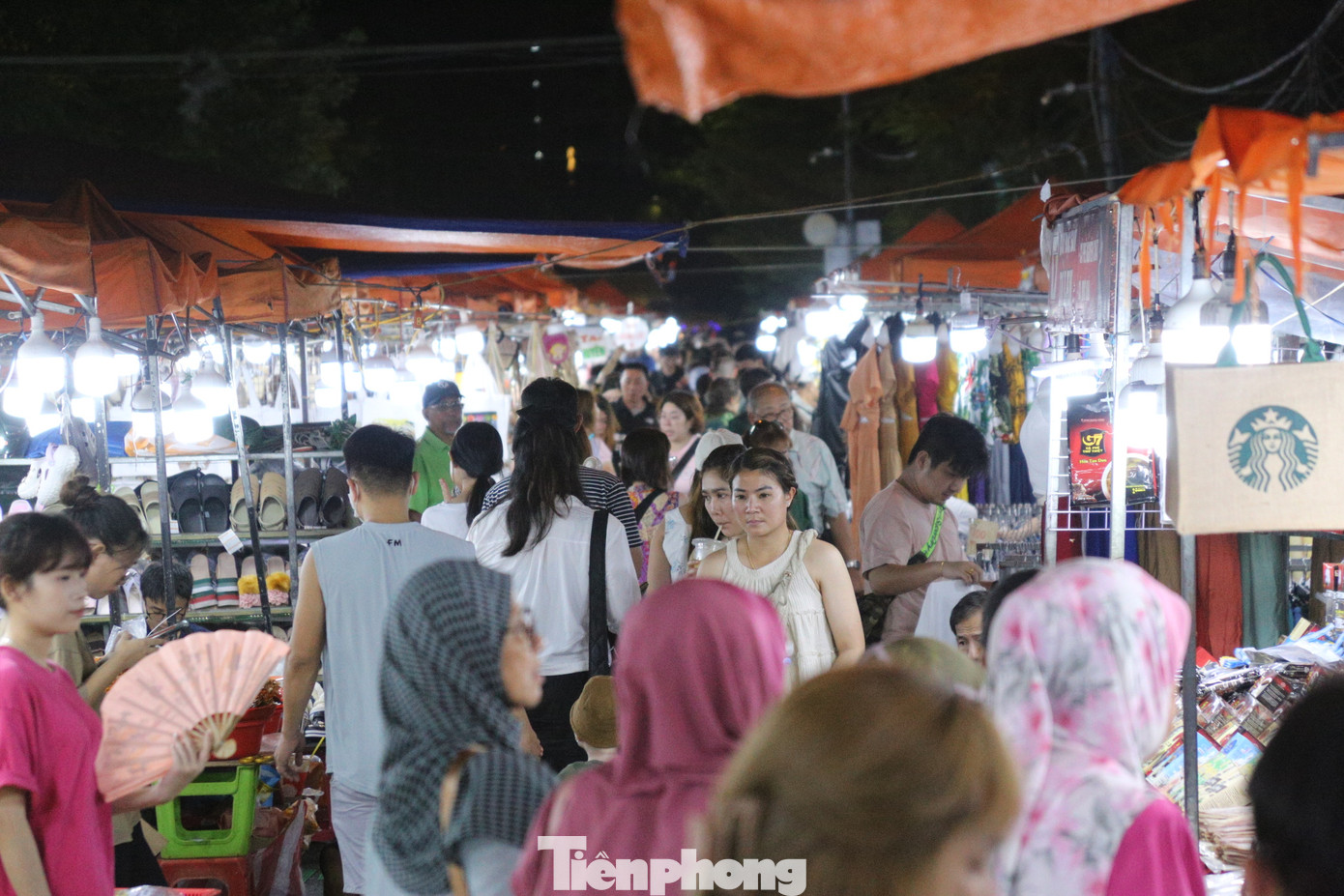 Ghi nhận của PV, lượng du khách vẫn tấp nập đổ về chợ đêm Sơn Trà vào mỗi đêm để vui chơi, mua sắm.