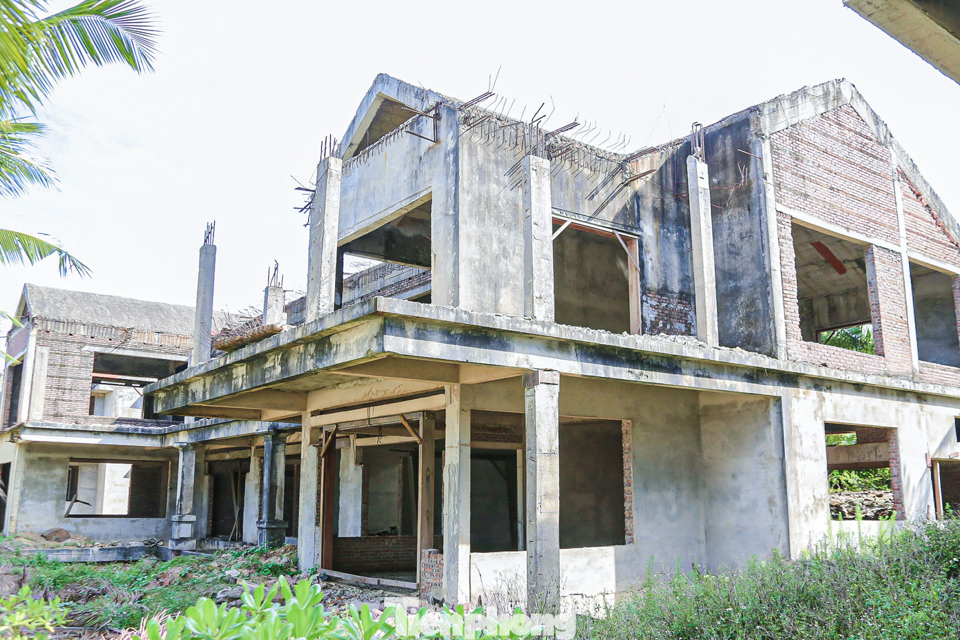 Năm 2017, UBND quận Ngũ Hành Sơn đã ra quyết định xử phạt chủ đầu tư, yêu cầu đình chỉ mọi hoạt động xây dựng công trình vi phạm. Chủ đầu tư cũng tiến hành tháo dỡ một số hạng mục vi phạm, sau đó dự án "án binh bất động" cho đến nay. Năm 2017, UBND quận Ngũ Hành Sơn đã ra quyết định xử phạt chủ đầu tư, yêu cầu đình chỉ mọi hoạt động xây dựng công trình vi phạm. Chủ đầu tư cũng tiến hành tháo dỡ một số hạng mục vi phạm, sau đó dự án "án binh bất động" cho đến nay.