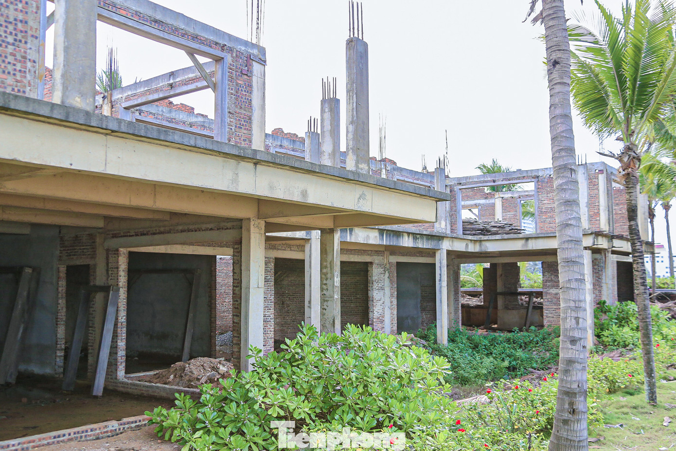 Theo ghi nhận của phóng viên, hiện nay nhiều biệt thự bên trong dự án xây dựng dang dở, một số hạng mục bắt đầu xuống cấp, hư hỏng, toàn khu vực rộng lớn chỉ có vài bảo vệ trông coi, ra vào. Theo ghi nhận của phóng viên, hiện nay nhiều biệt thự bên trong dự án xây dựng dang dở, một số hạng mục bắt đầu xuống cấp, hư hỏng, toàn khu vực rộng lớn chỉ có vài bảo vệ trông coi, ra vào.