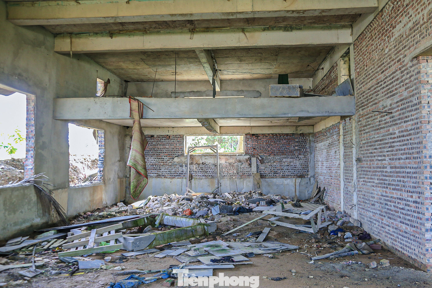 Bên trong các căn biệt thự chỉ mới hoàn thiện phần thô, gạch đá bỏ ngổn ngang. Bên trong các căn biệt thự chỉ mới hoàn thiện phần thô, gạch đá bỏ ngổn ngang.