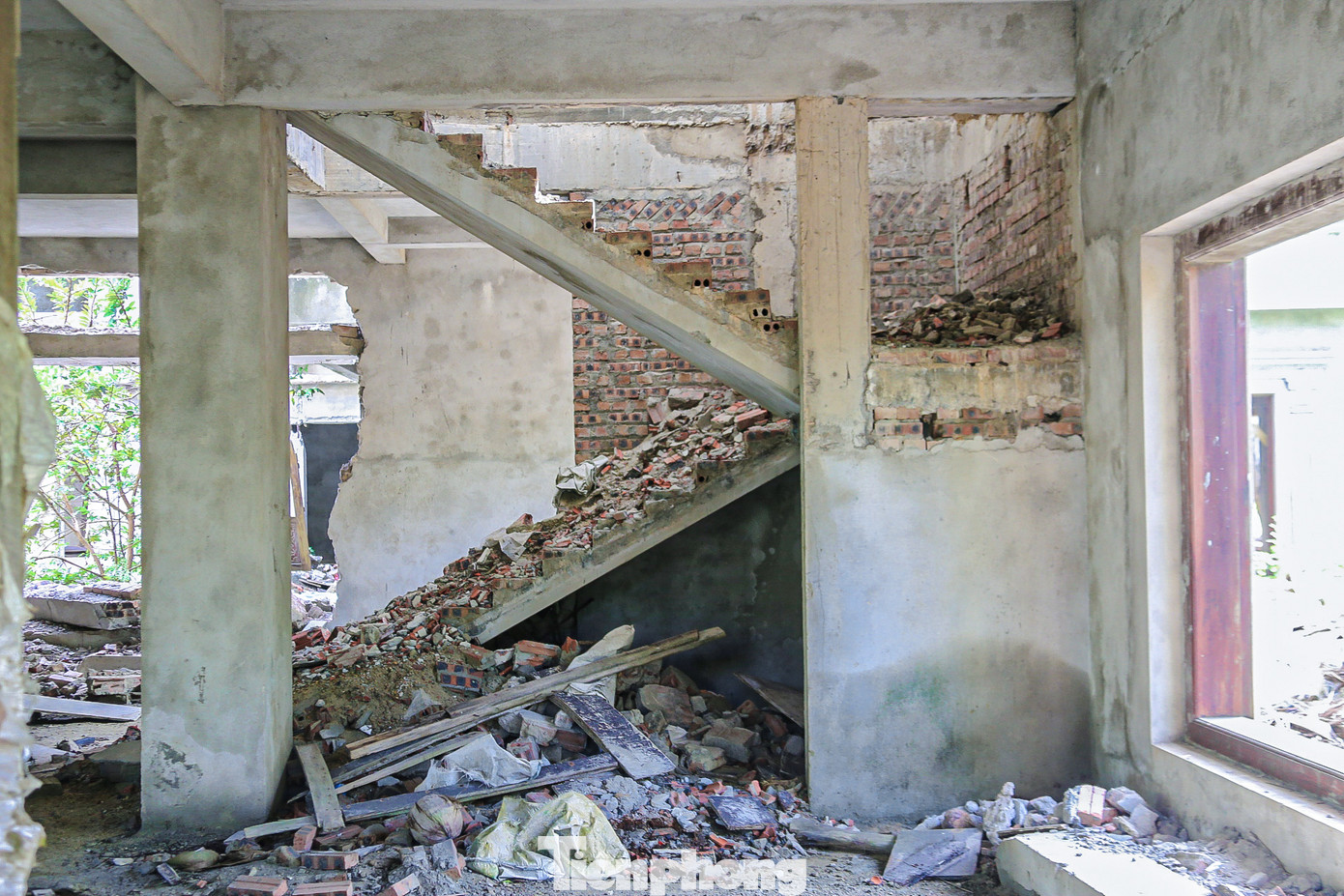 Theo ghi nhận của phóng viên, hiện nay nhiều biệt thự bên trong dự án xây dựng dang dở, một số hạng mục bắt đầu xuống cấp, hư hỏng, toàn khu vực rộng lớn chỉ có vài bảo vệ trông coi, ra vào. Theo ghi nhận của phóng viên, hiện nay nhiều biệt thự bên trong dự án xây dựng dang dở, một số hạng mục bắt đầu xuống cấp, hư hỏng, toàn khu vực rộng lớn chỉ có vài bảo vệ trông coi, ra vào.