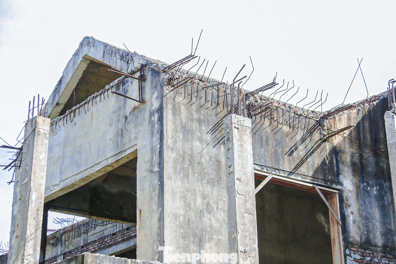 Khu biệt thự hoang vắng, im lìm. Một số hạng mục của dự án xây dựng dở dang rồi phơi nắng mưa khiến các khung sắt hoen gỉ. Khu biệt thự hoang vắng, im lìm. Một số hạng mục của dự án xây dựng dở dang rồi phơi nắng mưa khiến các khung sắt hoen gỉ.