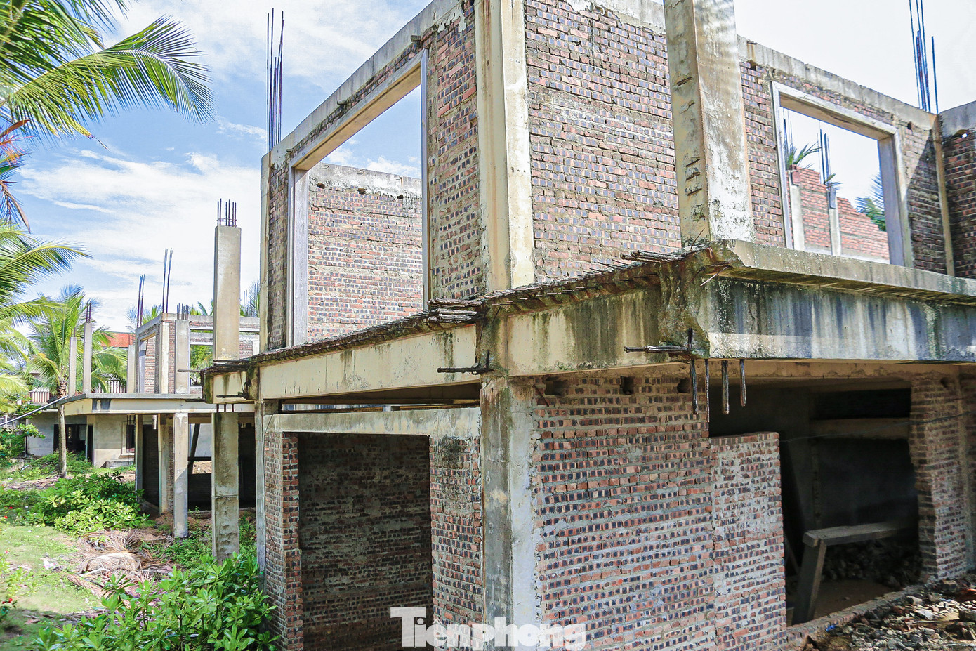 Ông Nguyễn Tiến Mẫn, Chủ tịch UBND phường Hòa Hải cho biết: Sau khi bị cưỡng chế, xử phạt vì sai phạm trong một số hạng mục xây dựng vào năm 2017 thì dự án đã dừng cho đến nay. Hiện tại phường chưa nắm được thông tin khi nào dự án này hoạt động trở lại vì không thuộc thẩm quyền của phường. Khu du lịch này nằm trên hai địa bàn phường Hòa Hải và Khuê Mỹ nên việc quản lý trật tự, an toàn tại đây vẫn đang được đảm bảo. Ông Nguyễn Tiến Mẫn, Chủ tịch UBND phường Hòa Hải cho biết: Sau khi bị cưỡng chế, xử phạt vì sai phạm trong một số hạng mục xây dựng vào năm 2017 thì dự án đã dừng cho đến nay. Hiện tại phường chưa nắm được thông tin khi nào dự án này hoạt động trở lại vì không thuộc thẩm quyền của phường. Khu du lịch này nằm trên hai địa bàn phường Hòa Hải và Khuê Mỹ nên việc quản lý trật tự, an toàn tại đây vẫn đang được đảm bảo.