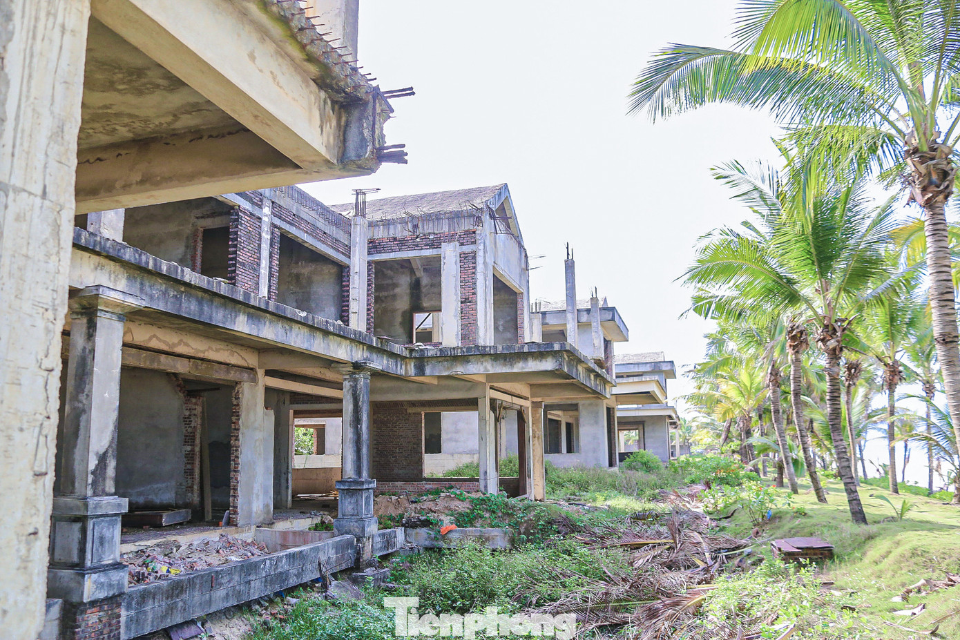 Khu du lịch biển The Song nằm cạnh bãi tắm Sơn Thủy, giáp với đường Trường Sa (thuộc phường Hòa Hải, quận Ngũ Hành Sơn) có tổng diện tích 12ha. Dự án có tổng vốn đầu tư gần 5.000 tỷ đồng, được cấp phép xây dựng từ tháng 8/2011, gồm 37 căn biệt thự nghỉ dưỡng, quy mô 2 tầng. Khu du lịch biển The Song nằm cạnh bãi tắm Sơn Thủy, giáp với đường Trường Sa (thuộc phường Hòa Hải, quận Ngũ Hành Sơn) có tổng diện tích 12ha. Dự án có tổng vốn đầu tư gần 5.000 tỷ đồng, được cấp phép xây dựng từ tháng 8/2011, gồm 37 căn biệt thự nghỉ dưỡng, quy mô 2 tầng.