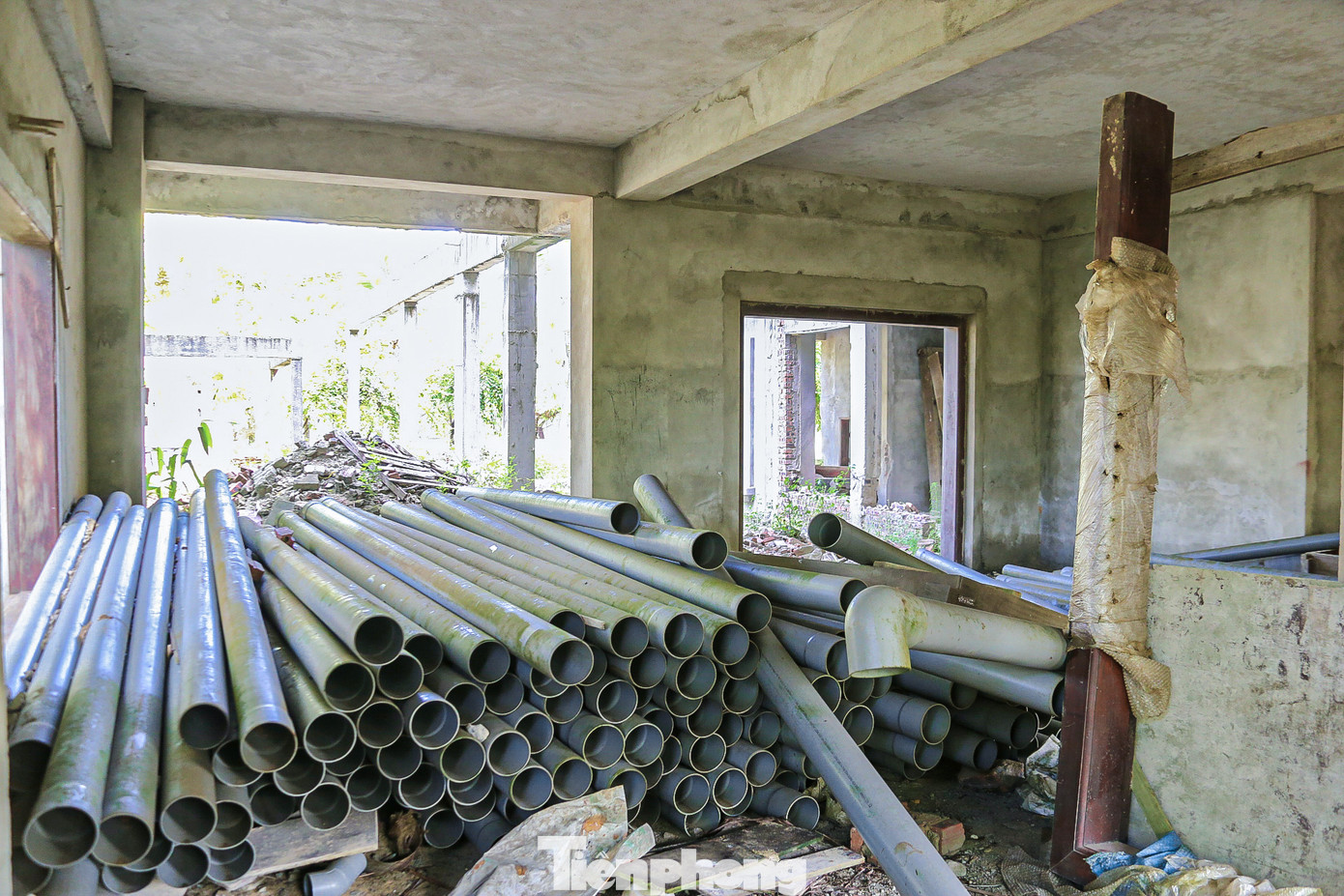 Bên trong các căn biệt thự chỉ mới hoàn thiện phần thô, gạch đá bỏ ngổn ngang. Bên trong các căn biệt thự chỉ mới hoàn thiện phần thô, gạch đá bỏ ngổn ngang.