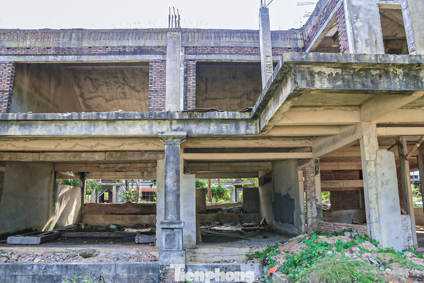 Khu biệt thự hoang vắng, im lìm. Một số hạng mục của dự án xây dựng dở dang rồi phơi nắng mưa khiến các khung sắt hoen gỉ. Khu biệt thự hoang vắng, im lìm. Một số hạng mục của dự án xây dựng dở dang rồi phơi nắng mưa khiến các khung sắt hoen gỉ.