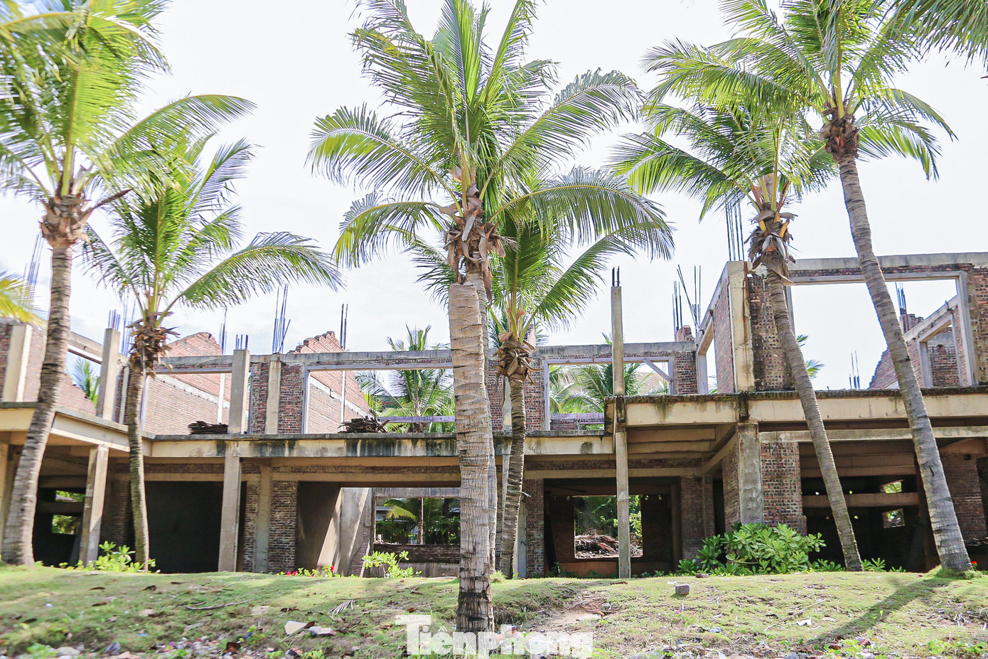 Trong quá trình thi công xây dựng dự án, chủ đầu tư cũ xây dựng sai nội dung giấy phép, xây dựng không phép 18 biệt thự, tăng diện tích xây dựng ở một số hạng mục, lấn chiếm bãi biển... Trong quá trình thi công xây dựng dự án, chủ đầu tư cũ xây dựng sai nội dung giấy phép, xây dựng không phép 18 biệt thự, tăng diện tích xây dựng ở một số hạng mục, lấn chiếm bãi biển...