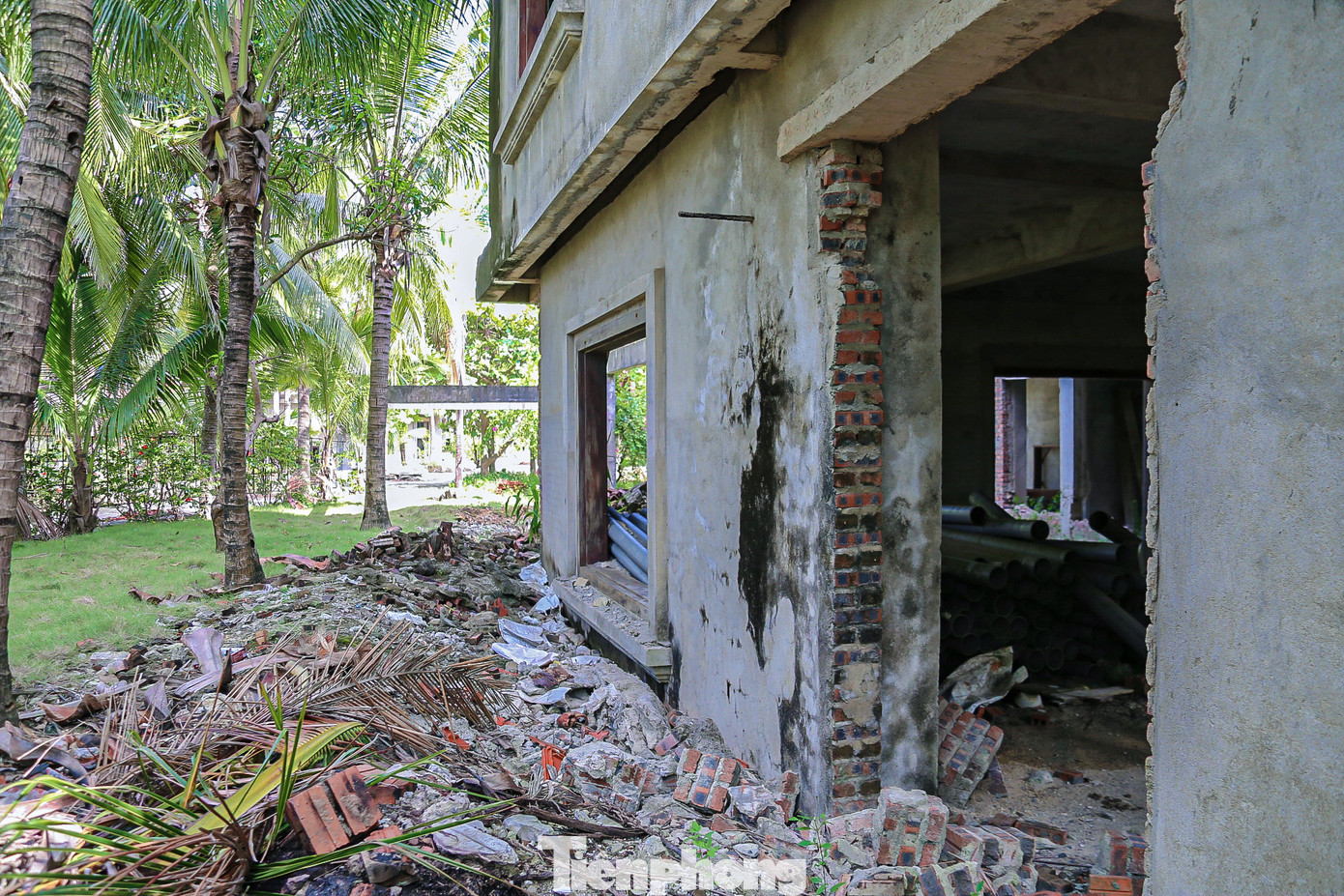 Một dãy biệt thự được xây lên dang dở rồi để đó, xung quanh cây cỏ mọc um tùm, không được dọn dẹp. Một dãy biệt thự được xây lên dang dở rồi để đó, xung quanh cây cỏ mọc um tùm, không được dọn dẹp.