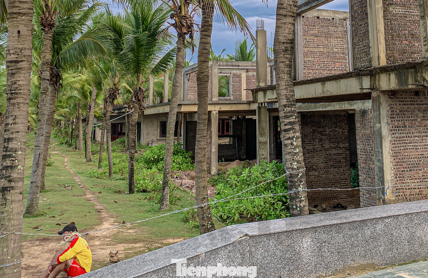 Theo một số người dân tại đây, dự án khu du lịch nằm ngay tuyến đường ven biển nhưng bỏ hoang nhiều năm gây nhếch nhác, lãng phí. Theo một số người dân tại đây, dự án khu du lịch nằm ngay tuyến đường ven biển nhưng bỏ hoang nhiều năm gây nhếch nhác, lãng phí.