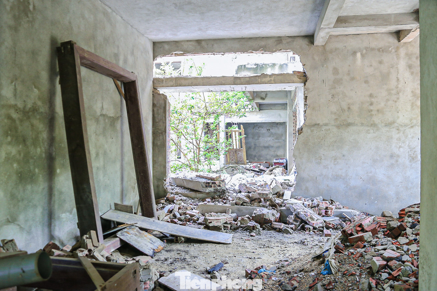 Bên trong các căn biệt thự chỉ mới hoàn thiện phần thô, gạch đá bỏ ngổn ngang. Bên trong các căn biệt thự chỉ mới hoàn thiện phần thô, gạch đá bỏ ngổn ngang.