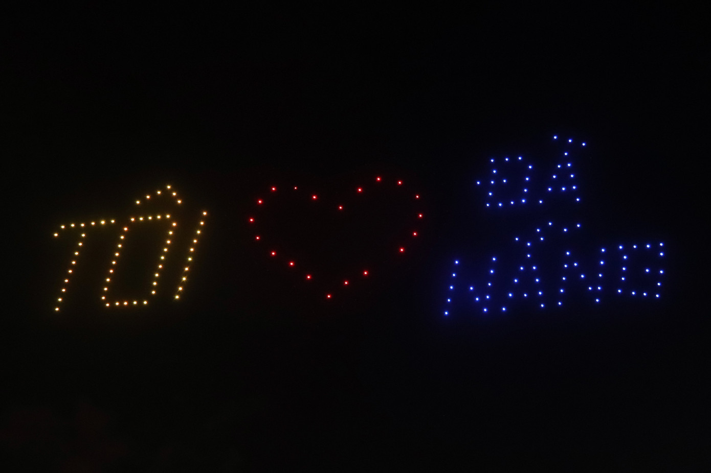 Những hình ảnh tuyệt đẹp về các địa điểm, các cây cầu nổi tiếng ở Đà Nẵng được vẽ lên bầu trời khiến nhiều người thích thú.