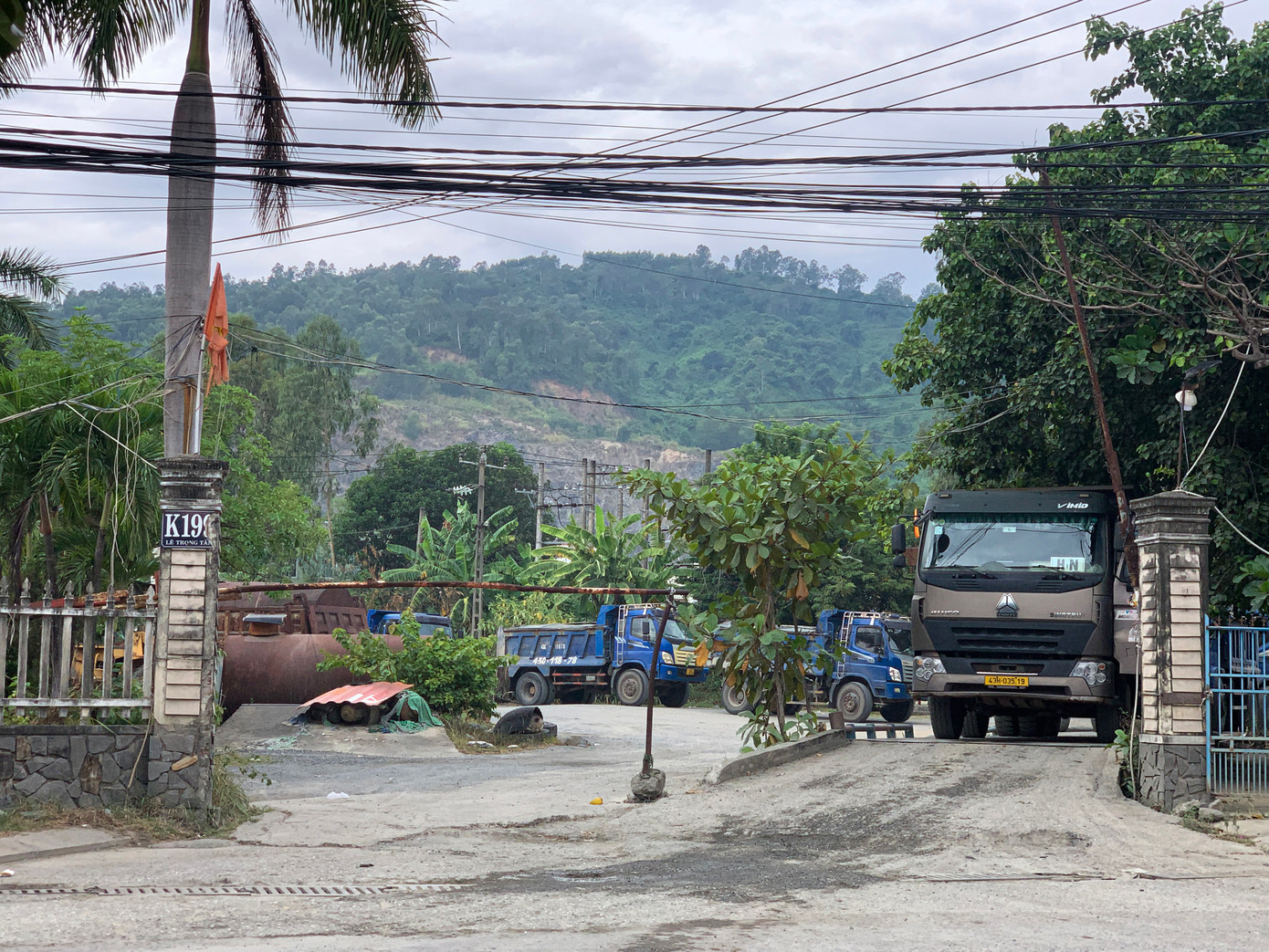 Trung tá Phan Thanh Ba - Trưởng Công an phường Hòa Phát cho biết: Công an phường đã nhận được phản ánh của người dân về tình trạng trên. Tuy nhiên, tuyến đường này do Đội CSGT quận Cẩm Lệ quản lý, phường không có chức năng tuần tra giao thông nên chỉ thực hiện theo kế hoạch của quận đưa ra.