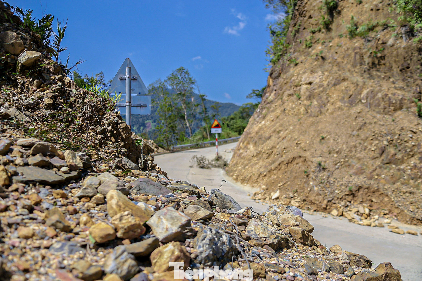 Một số điểm trên đồi đang có nguy cơ sạt lở cao.