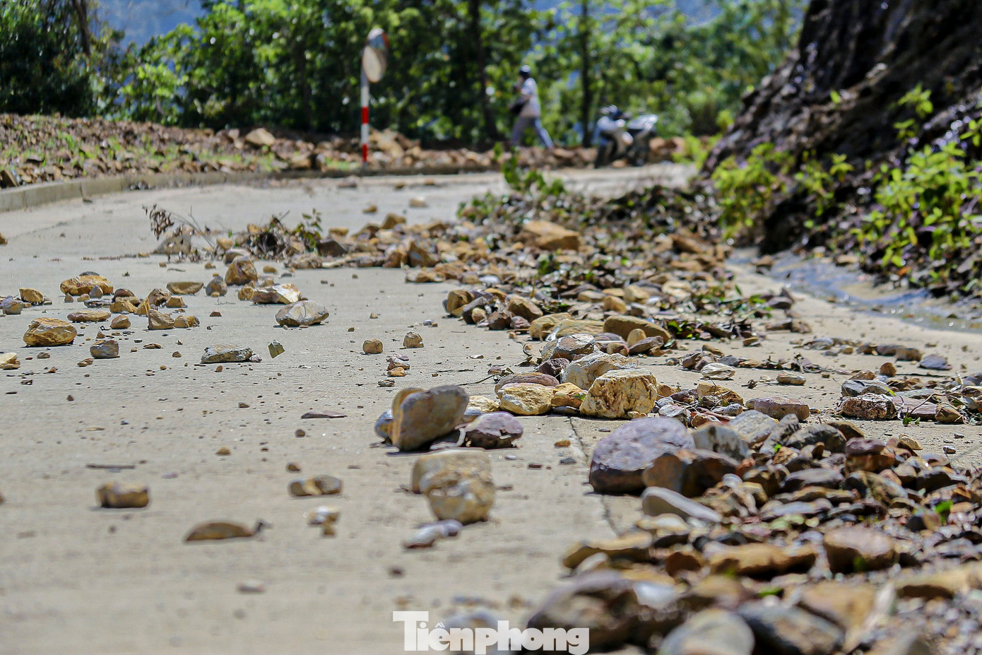 Tình trạng bùn đất tràn ra lòng đường khiến phương tiện di chuyển khó khăn.