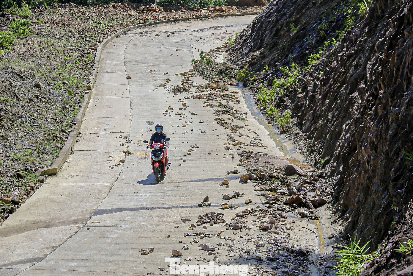 Mưa lớn kéo dài những ngày qua khiến đoạn đường lên đèo Mũi Trâu (xã Hòa Bắc) sạt lở nghiêm trọng. Đất đá tràn xuống mặt đường không chỉ gây cản trở giao thông mà còn tiềm ẩn nguy cơ tai nạn cho người dân khi qua khu vực này.