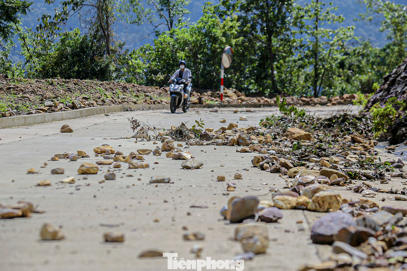 Theo người dân địa phương, đất đá sạt lở trên đèo Mũi Trâu xuất hiện sau những đợt mưa lũ gần đây.