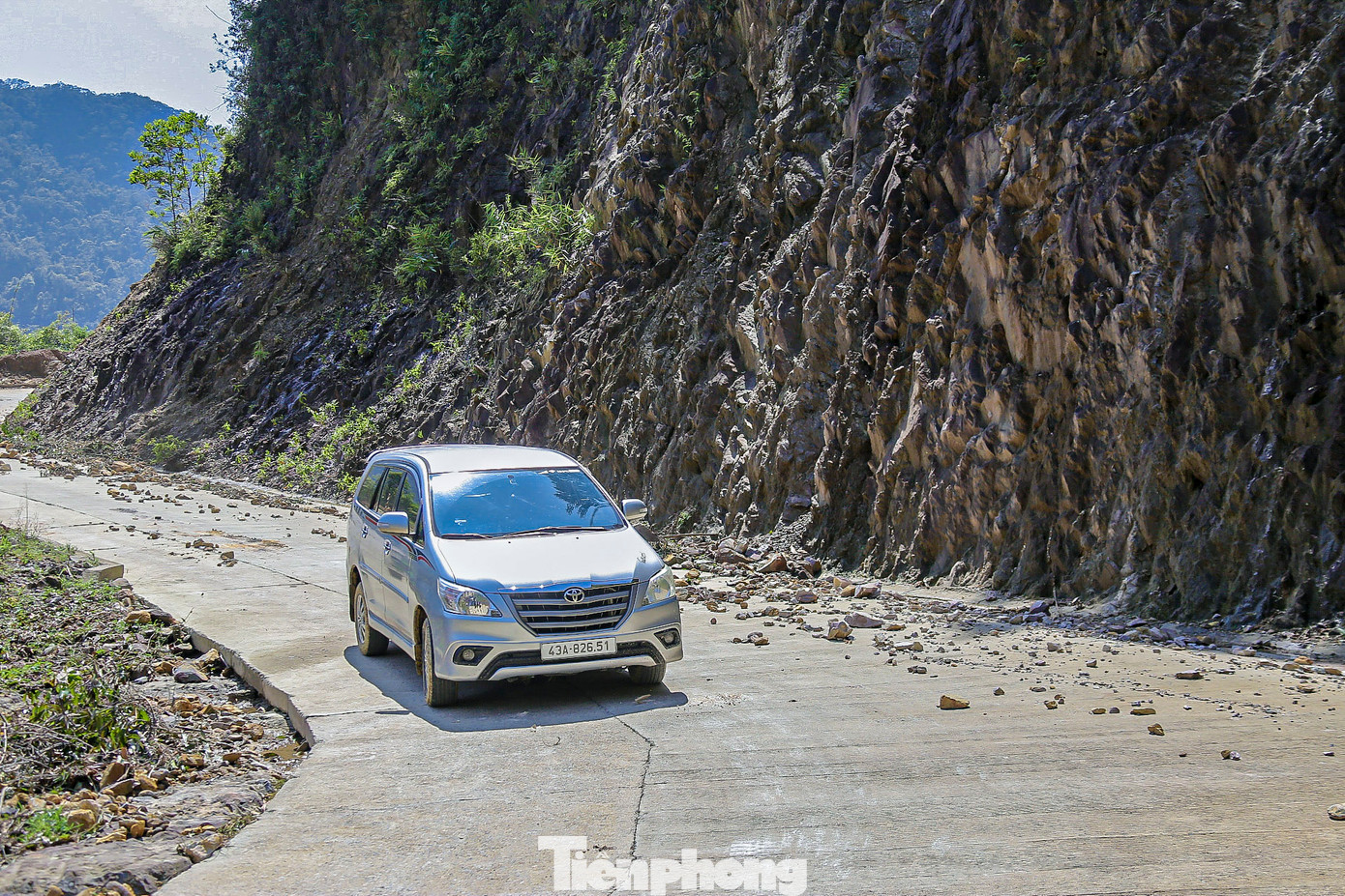 Tình trạng bùn đất tràn ra lòng đường khiến phương tiện di chuyển khó khăn.