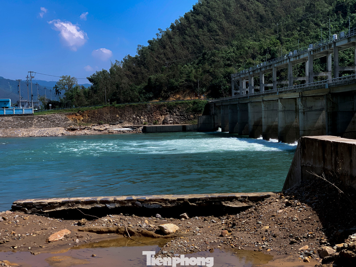 Tại khu vực đèo La Ngà, hai bên nhà máy nước Hòa Liên (xã Hòa Bắc), sau những trận mưa lũ cũng đã xuất hiện thêm nhiều điểm sạt lở nghiêm trọng. Nhiều đoạn xói mòn, đất đá sạt xuống suối.
