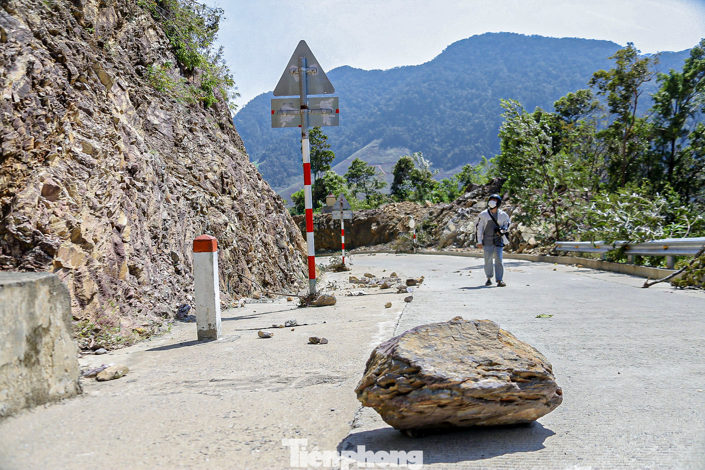 Nhiều tảng đá lớn nằm giữa đường càng làm tăng nguy cơ mất an toàn giao thông cho người dân khi lưu thông qua đoạn đường này.
