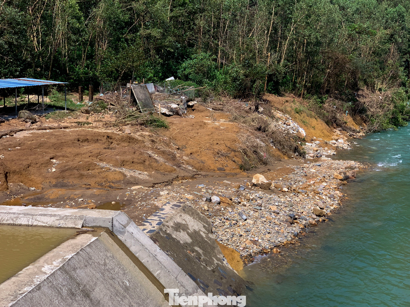 Tại khu vực đèo La Ngà, hai bên nhà máy nước Hòa Liên (xã Hòa Bắc), sau những trận mưa lũ cũng đã xuất hiện thêm nhiều điểm sạt lở nghiêm trọng. Nhiều đoạn xói mòn, đất đá sạt xuống suối.