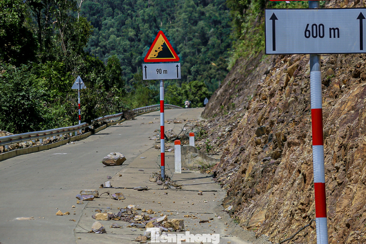 Một số điểm trên đồi đang có nguy cơ sạt lở cao.