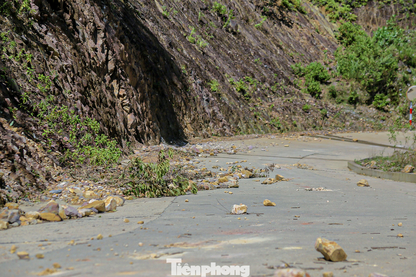 Ông Trương Thanh Nhân - Phó Chủ tịch UBND xã Hòa Bắc cho biết: Xã đang hợp đồng với đơn vị thi công đưa xe lên xử lý, khắc phục các điểm sạt lở, đất đá tràn xuống đường phía đèo hầm Mũi Trâu. Còn tại khu vực đèo La Ngà, đoạn qua nhà máy nước Hòa Liên xã cũng đã cho đặt biển cảnh báo để nhắc nhở, đảm bảo an toàn cho người dân và phương tiện khi lưu thông.