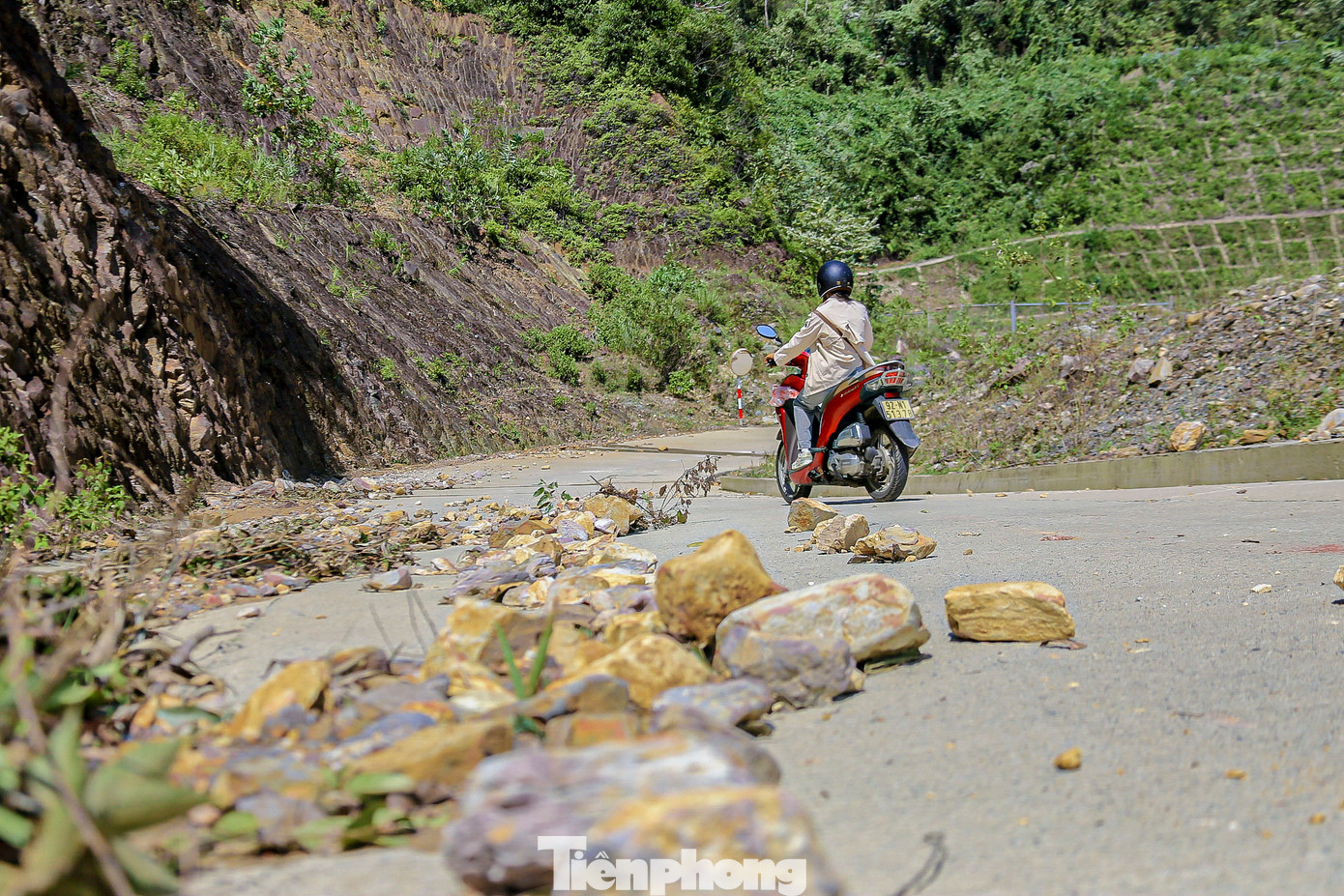 Nhiều tảng đá lớn nằm giữa đường càng làm tăng nguy cơ mất an toàn giao thông cho người dân khi lưu thông qua đoạn đường này.