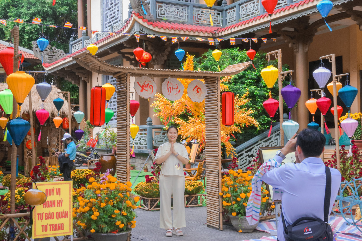 Nhiều người tranh thủ chụp hình lưu niệm sau khi cầu phúc.