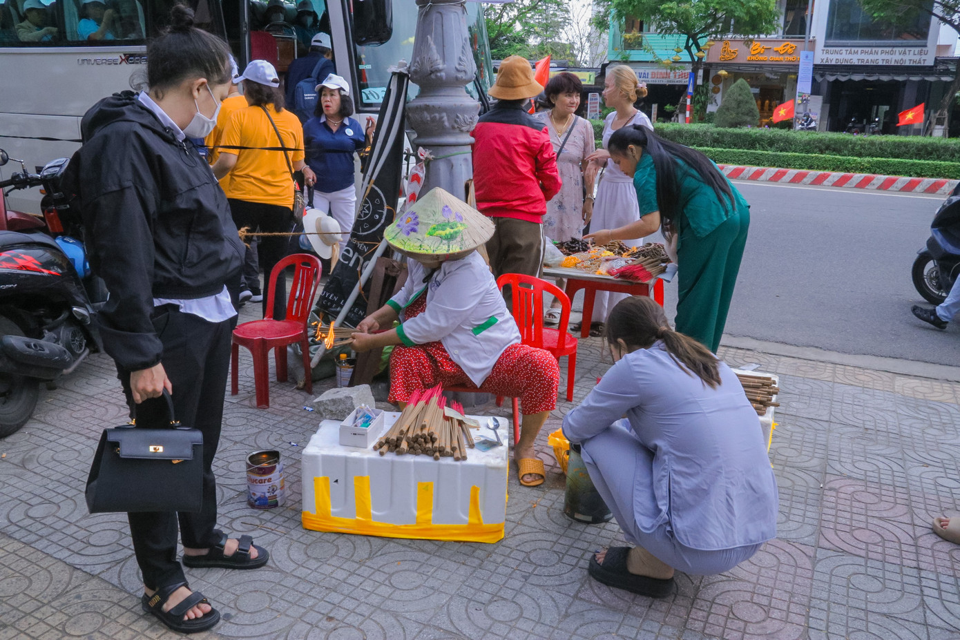 Các mẫu đồ lưu niệm, hương dâng cúng hay chim để phóng sinh được nhiều người chọn mua để cầu mong sự may mắn, thịnh vượng đến với gia đình trong năm nay. Ảnh: Duy Quốc.
