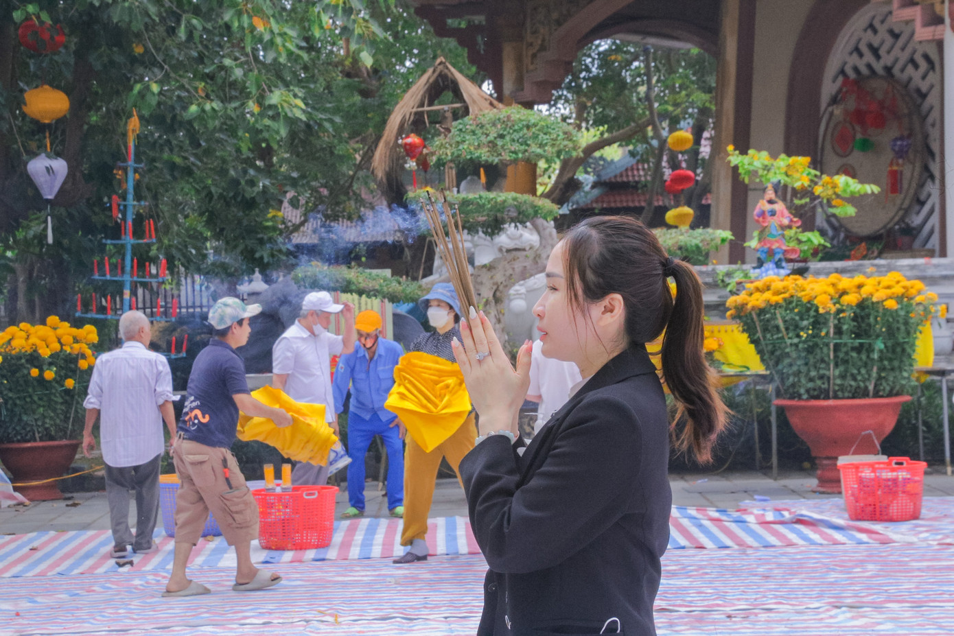 Rằm tháng Giêng, nhiều người đã đổ về chùa Bồ Đề để cầu bình an, cầu phúc từ rất sớm. Ảnh: Duy Quốc.