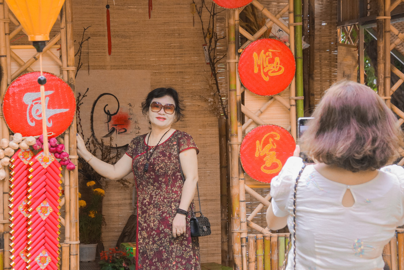 Nhiều người tranh thủ chụp hình lưu niệm sau khi cầu phúc.