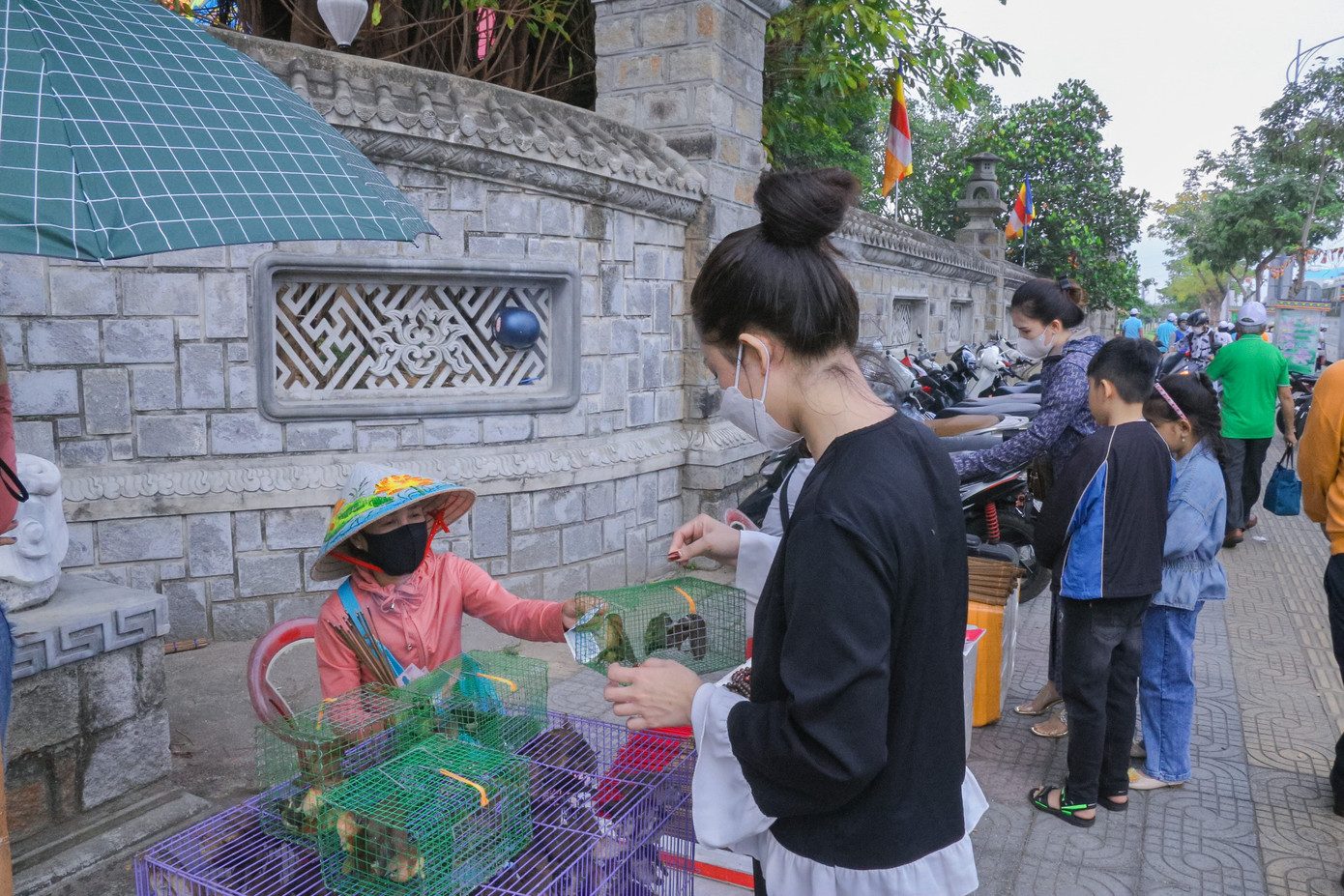 Các mẫu đồ lưu niệm, hương dâng cúng hay chim để phóng sinh được nhiều người chọn mua để cầu mong sự may mắn, thịnh vượng đến với gia đình trong năm nay. Ảnh: Duy Quốc.