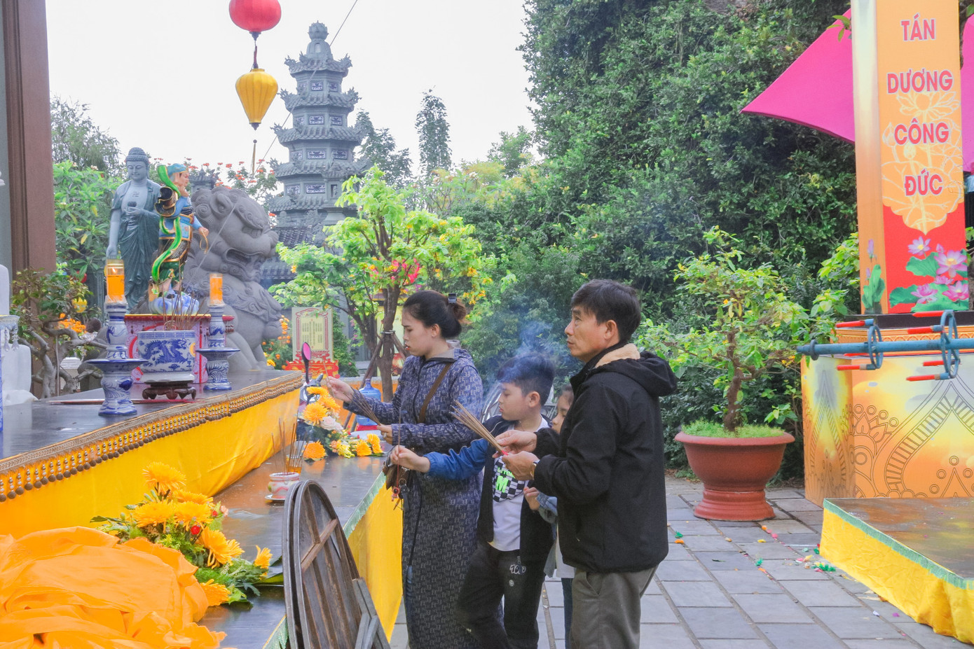 Anh Trương Lê Chí Khang (trú quận Thanh Khê) cho biết từ sáng sớm anh cùng gia đình đã cùng nhau đến chùa Bồ Đề. “Hôm nay rằm tháng Giêng nên mọi người đến chùa rất đông, gia đình tôi năm nào cũng đến chùa để cầu phúc và hy vọng năm mới mọi việc đều thuận lợi”, anh Khang nói. Ảnh: Duy Quốc.