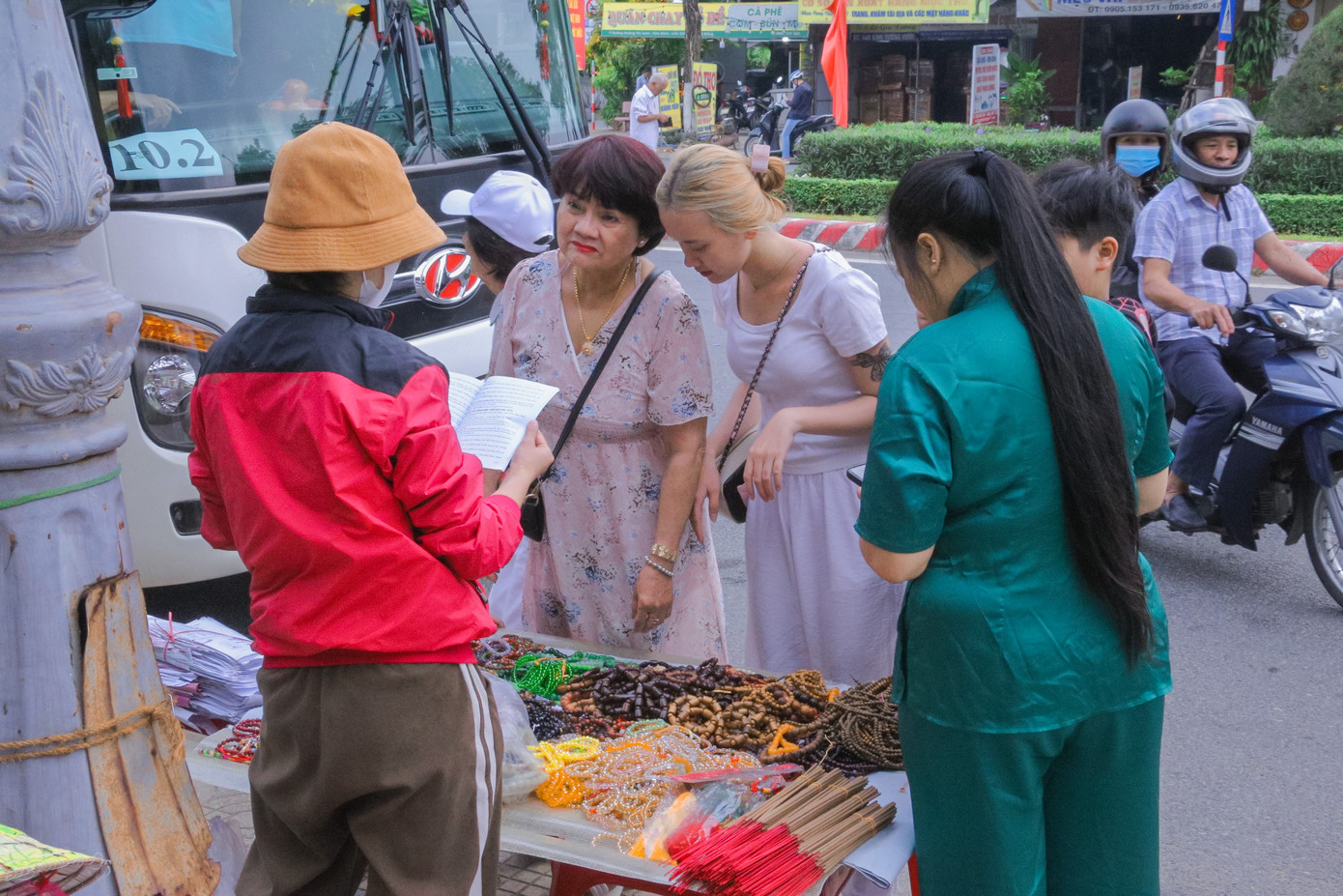 Các mẫu đồ lưu niệm, hương dâng cúng hay chim để phóng sinh được nhiều người chọn mua để cầu mong sự may mắn, thịnh vượng đến với gia đình trong năm nay. Ảnh: Duy Quốc.