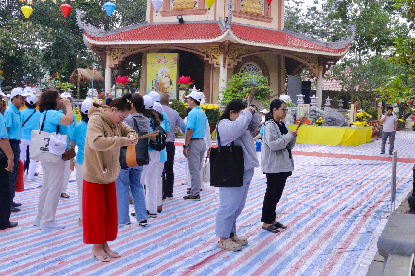 Rằm tháng Giêng, nhiều người đã đổ về chùa Bồ Đề để cầu bình an, cầu phúc từ rất sớm. Ảnh: Duy Quốc.