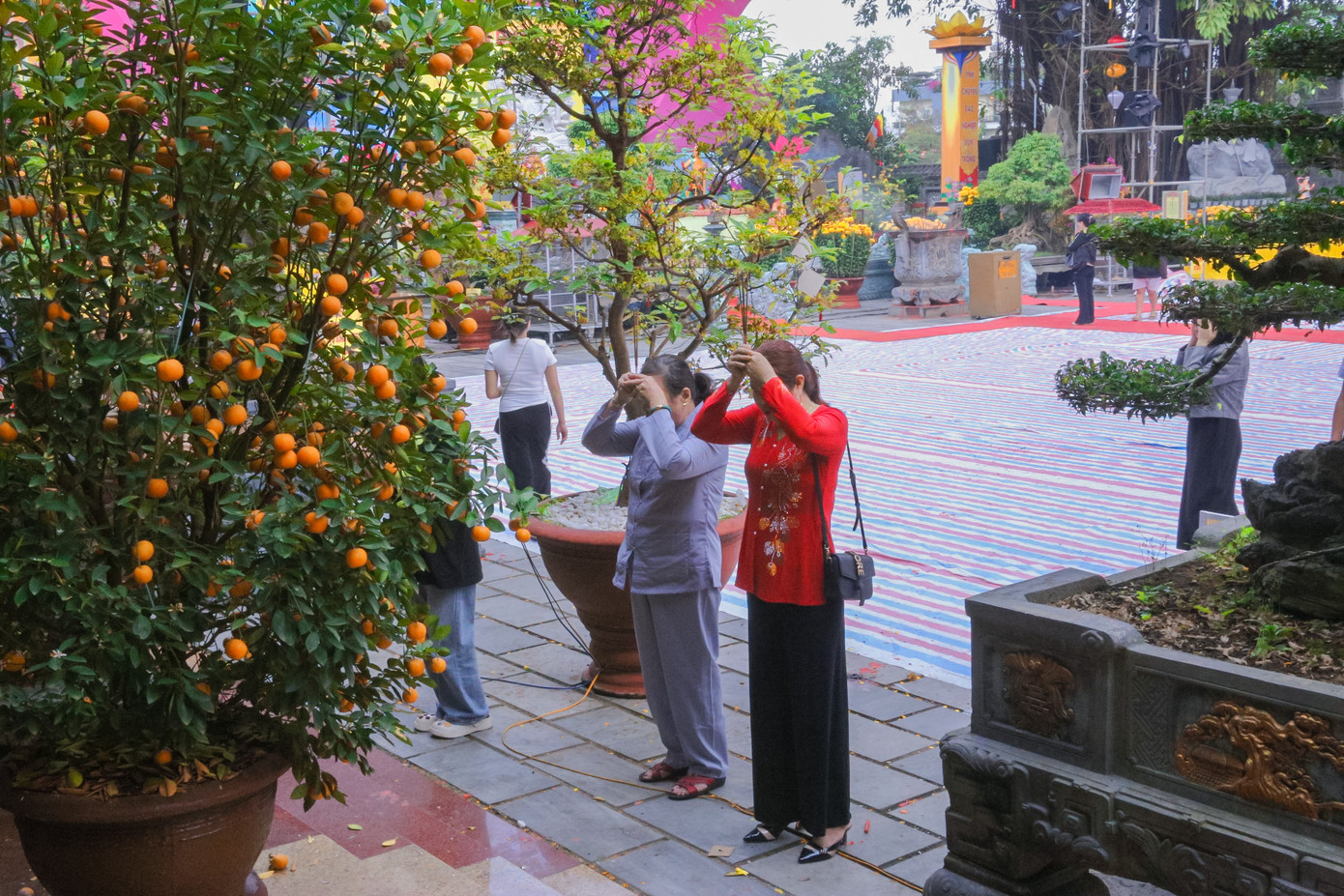 Rằm tháng Giêng, nhiều người đã đổ về chùa Bồ Đề để cầu bình an, cầu phúc từ rất sớm. Ảnh: Duy Quốc.