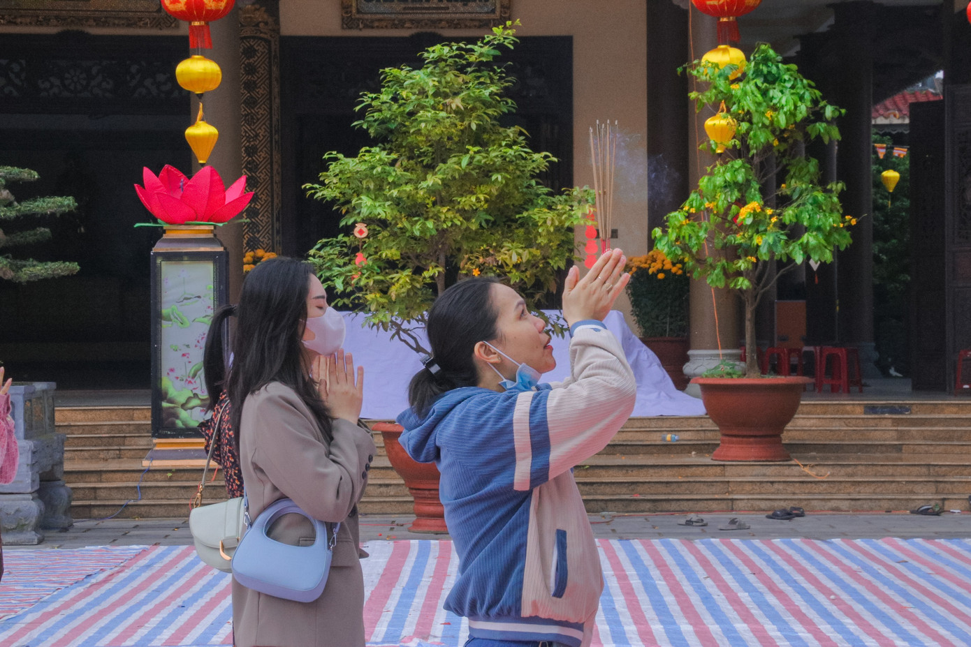 Rằm tháng Giêng, nhiều người đã đổ về chùa Bồ Đề để cầu bình an, cầu phúc từ rất sớm. Ảnh: Duy Quốc.