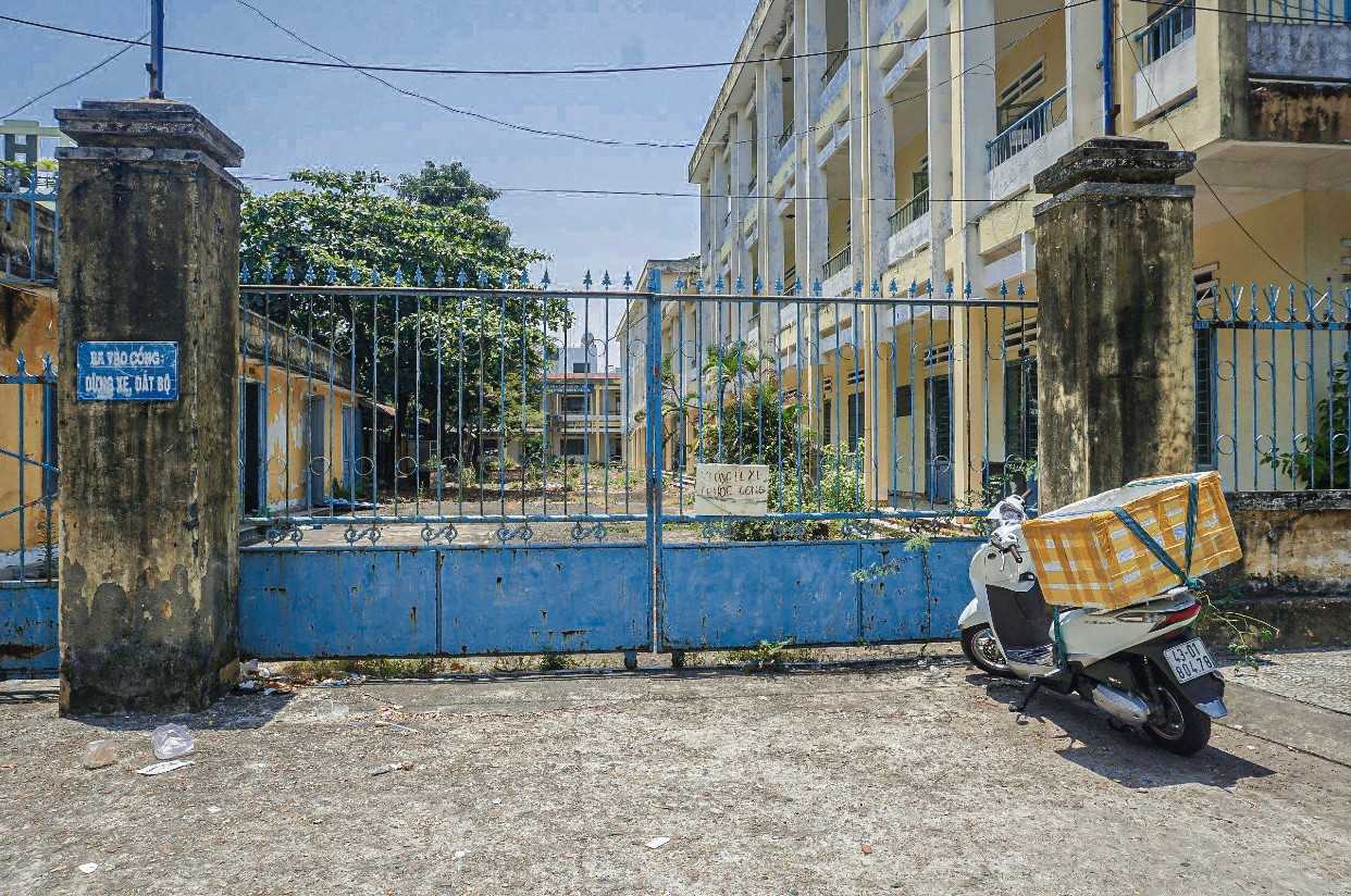 Theo người dân sống cạnh khu trung tâm cho hay, nhiều năm nay trung tâm này không có ai lui tới, hệ thống cửa sắt hư hỏng, hoen gỉ, nhiều vật dụng vứt bừa bãi nhìn rất nhếch nhác. Nhiều người cảm thấy tiếc vì trung tâm rộng hàng nghìn m2 nhưng lại bỏ hoang gây lãng phí. Theo người dân sống cạnh khu trung tâm cho hay, nhiều năm nay trung tâm này không có ai lui tới, hệ thống cửa sắt hư hỏng, hoen gỉ, nhiều vật dụng vứt bừa bãi nhìn rất nhếch nhác. Nhiều người cảm thấy tiếc vì trung tâm rộng hàng nghìn m2 nhưng lại bỏ hoang gây lãng phí.