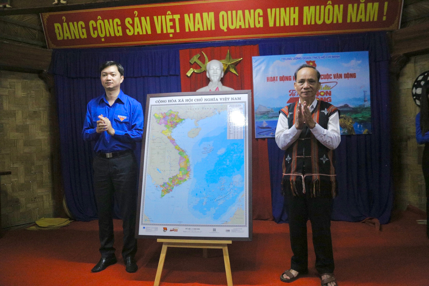 20 tấm bản đồ được trao tặng bà con đồng bào dân tộc Cơ Tu. Cuộc vận động “Tự hào một dải non sông” với hoạt động cụ thể là treo bản đồ Việt Nam tại các cơ quan, phòng làm việc, phòng học, sinh hoạt của các cấp bộ đoàn, đoàn viên, thanh thiếu nhi, người dân trong và ngoài nước với mong muốn hình ảnh về toàn bộ lãnh thổ đất nước thường xuyên được thấy ở những nơi học tập, sinh hoạt cộng đồng.