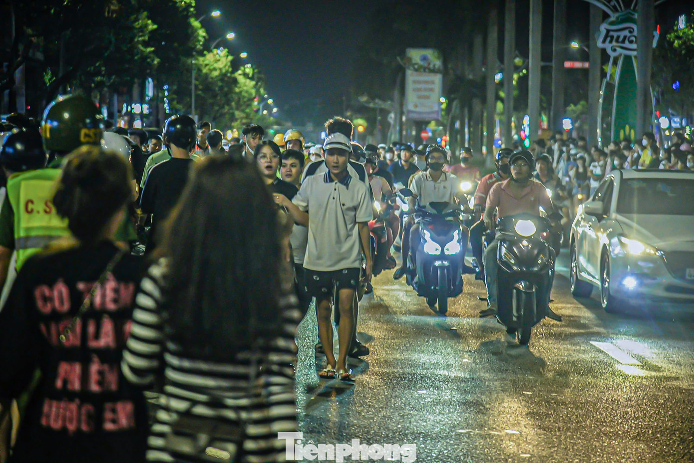 "Với tình hình này chắc tôi phải chờ xong múa lân ở đây mới dắt xe ra được. Người đi xem đông quá giờ không biết phải lấy xe thế nào mà về", chị Trần Ngọc Loan - người dân đi chơi Trung thu chia sẻ.