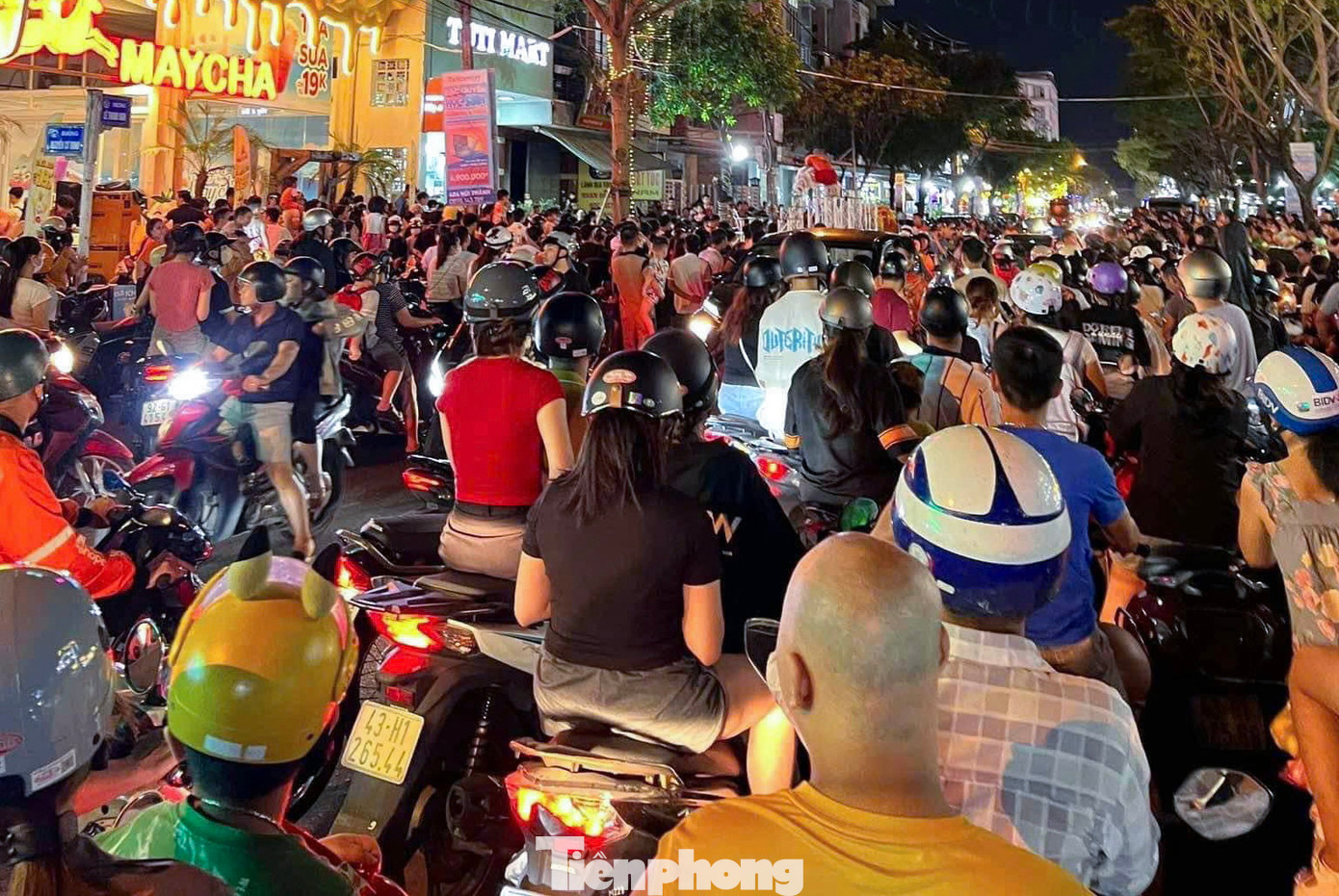 Nhiều người dừng xe để xem múa lân khiến các đoạn đường kẹt cứng.