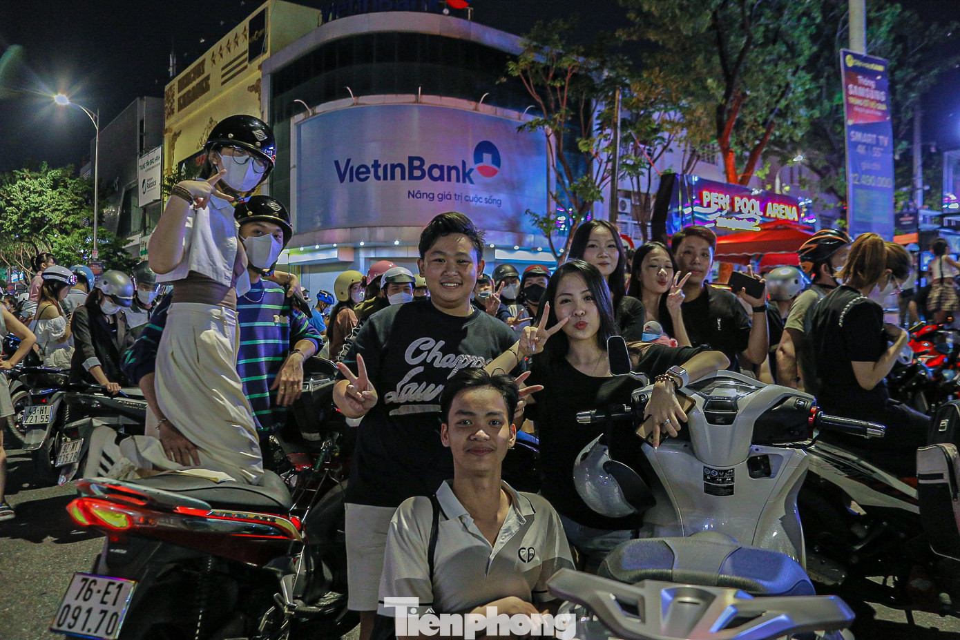 Nhóm bạn trẻ cùng nhau đi xem múa lân trong đêm Trung thu.